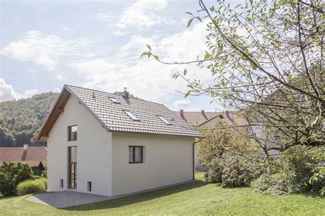 fotografie rodinného domu zasazeného do svahu s fasádou ze sibiřského modřínu