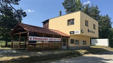 rekonstruovaná startovací věž s cedulí 