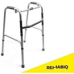 Detailní pohled na skládací chodítko s nastavitelnými rukojeťmi
