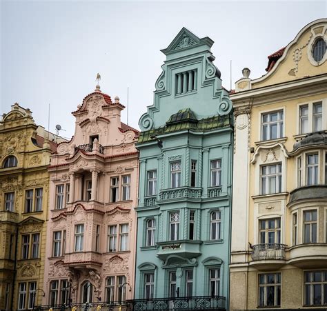 Detail fasády domu na Jakubském náměstí s prvky geometrické secese.