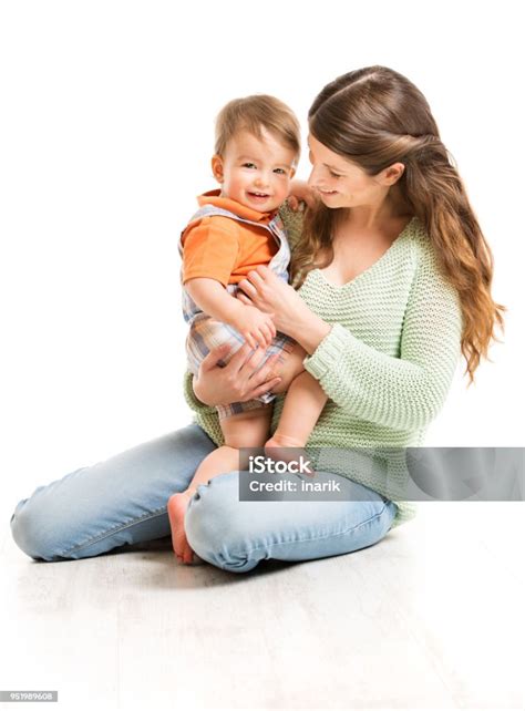 Ilustrační fotografie matky s dítětem hledající bydlení.