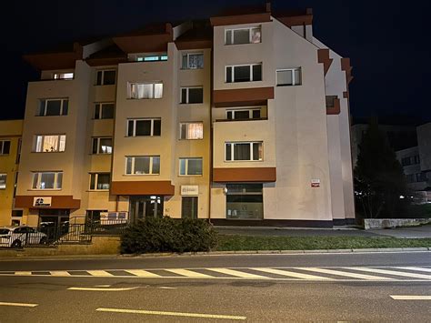 Fotografie plísně na chodbě bytového domu v Příbrami