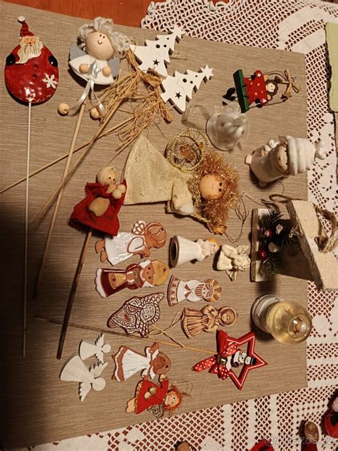 Ukázka různých materiálů nástěnných dekorací - kov, dřevo, látka