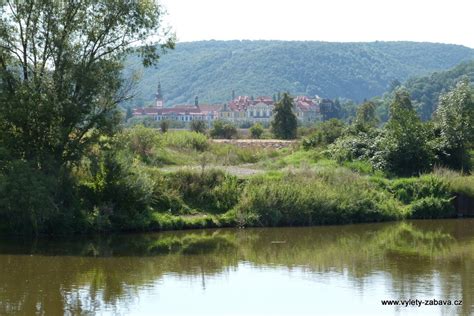 fotografie řeky Berounky u zámku Dobřichovice