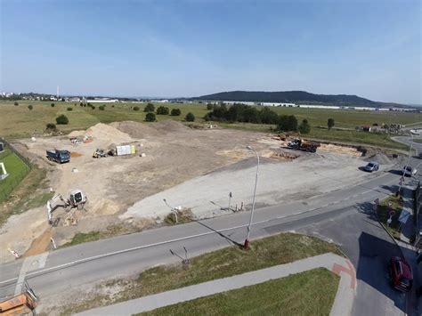 render domu v projektu Nová Sahara s velkými okny a přístupem do zahrady