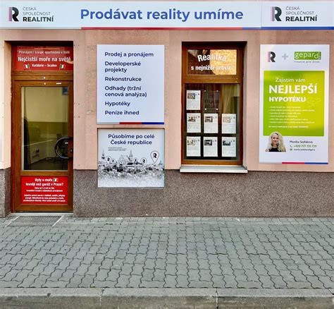 Ilustrační fotografie kanceláře realitní společnosti s usměvavými makléři.