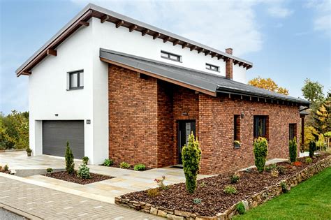 detail fasády s cihlovými pásky a perlinkou