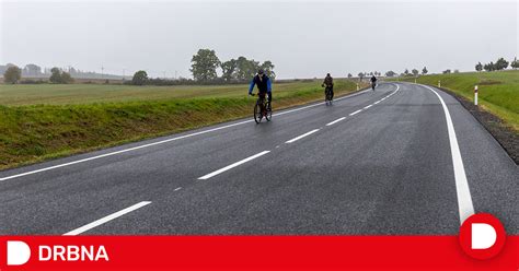 Mapa zobrazující polohu Berouna s vyznačenou dálnicí D5 a železniční tratí