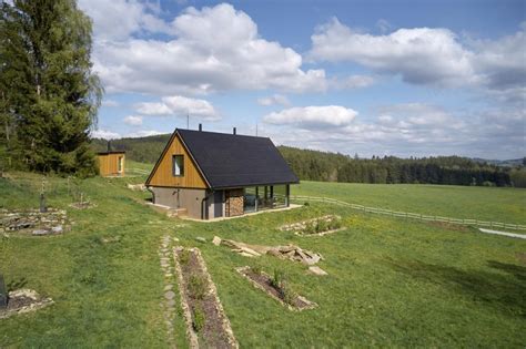Render nebo fotografie Českého soběstačného domu v krajině