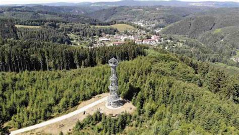 Panoramatický výhled z rozhledny v lesoparku Cibulka.