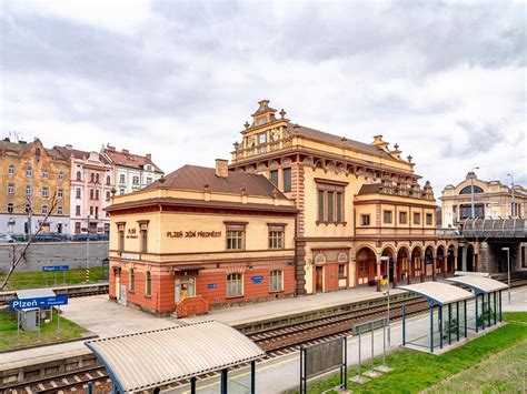 historická fotografie nádražní budovy